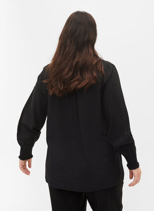 Skjorte i viskose med smock-ermer, Black, Model image number 1