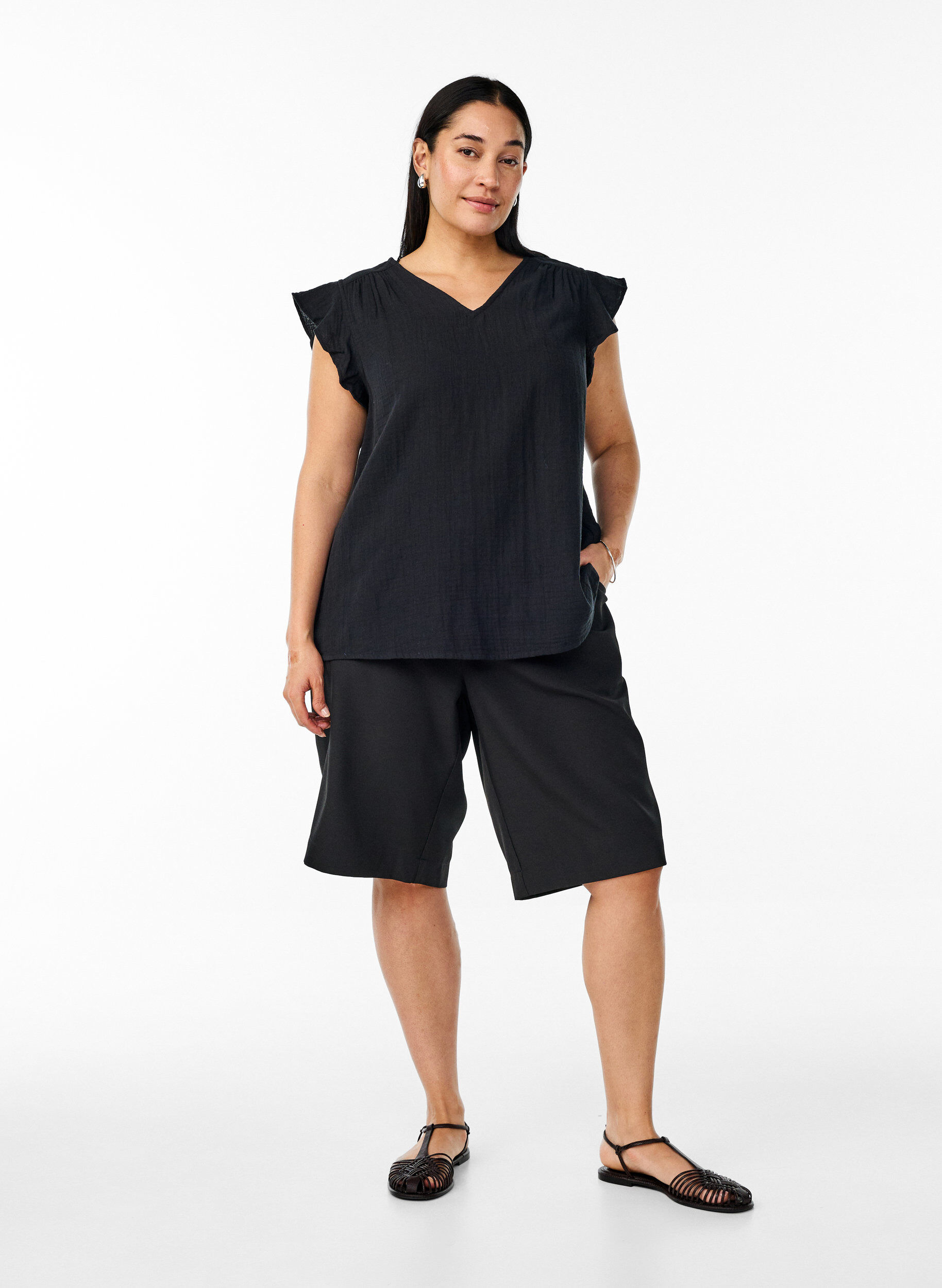 Zizzi Ermel&oslash;s topp i bomullsmusselin med volanger, Svart, Model image number 1