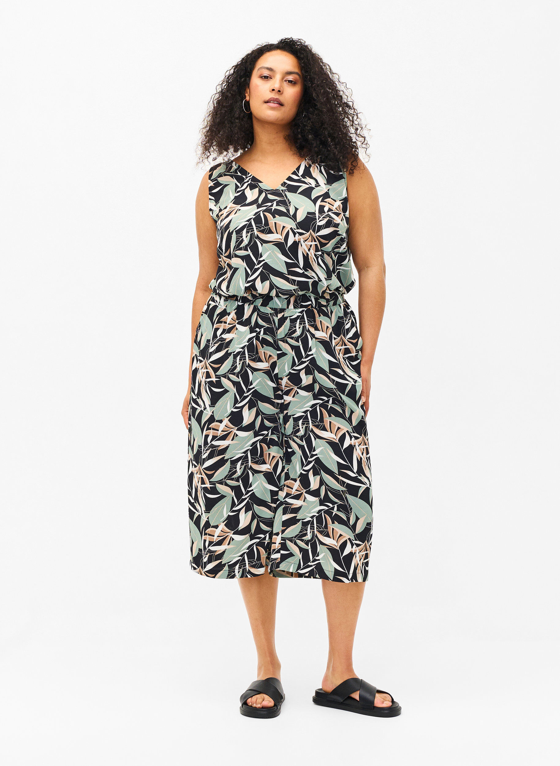 Zizzi Topp med trykk og V-hals, Black w. Gr.Leaf AOP, Model image number 2