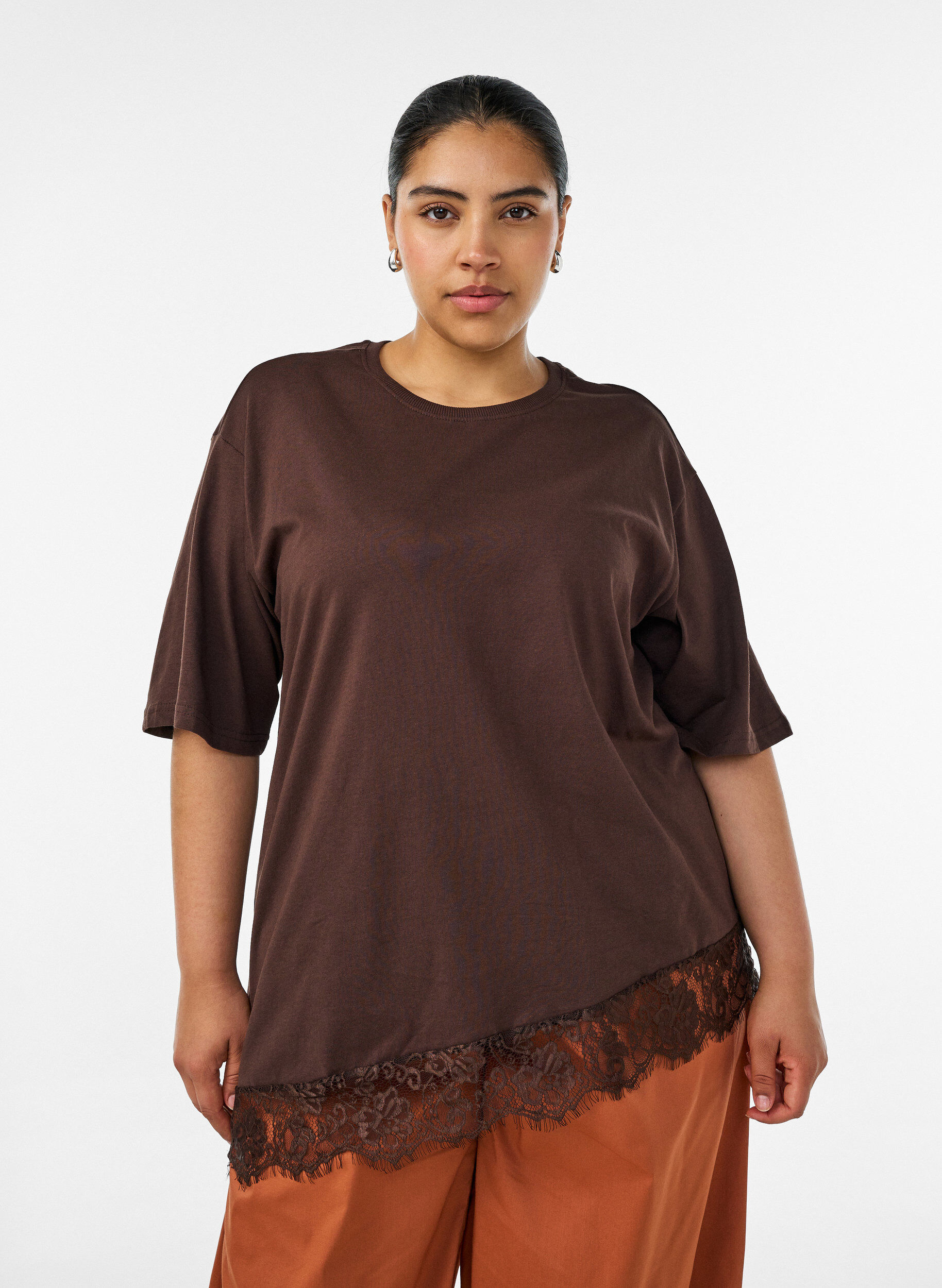 T-skjorte med asymmetrisk blondekant, Brun, Model