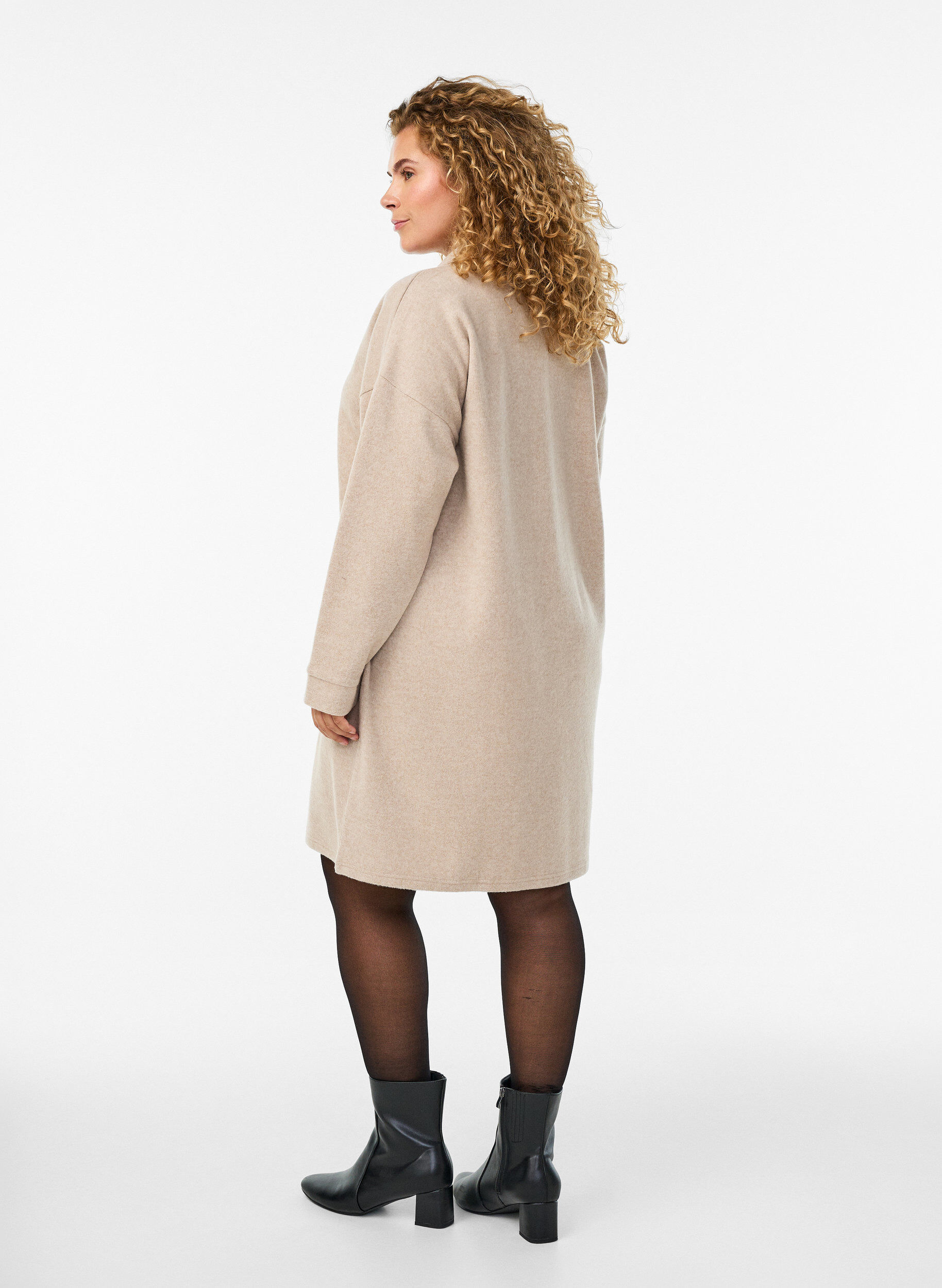 Zizzi Knelang jerseykjole med V-hals og krage, Beige, Model image number 2