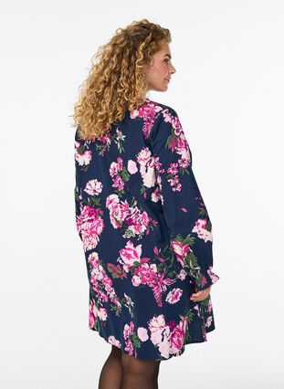 Zizzi Kort bomullskjole med V-hals og lange ermer, Blå, Model image number 2