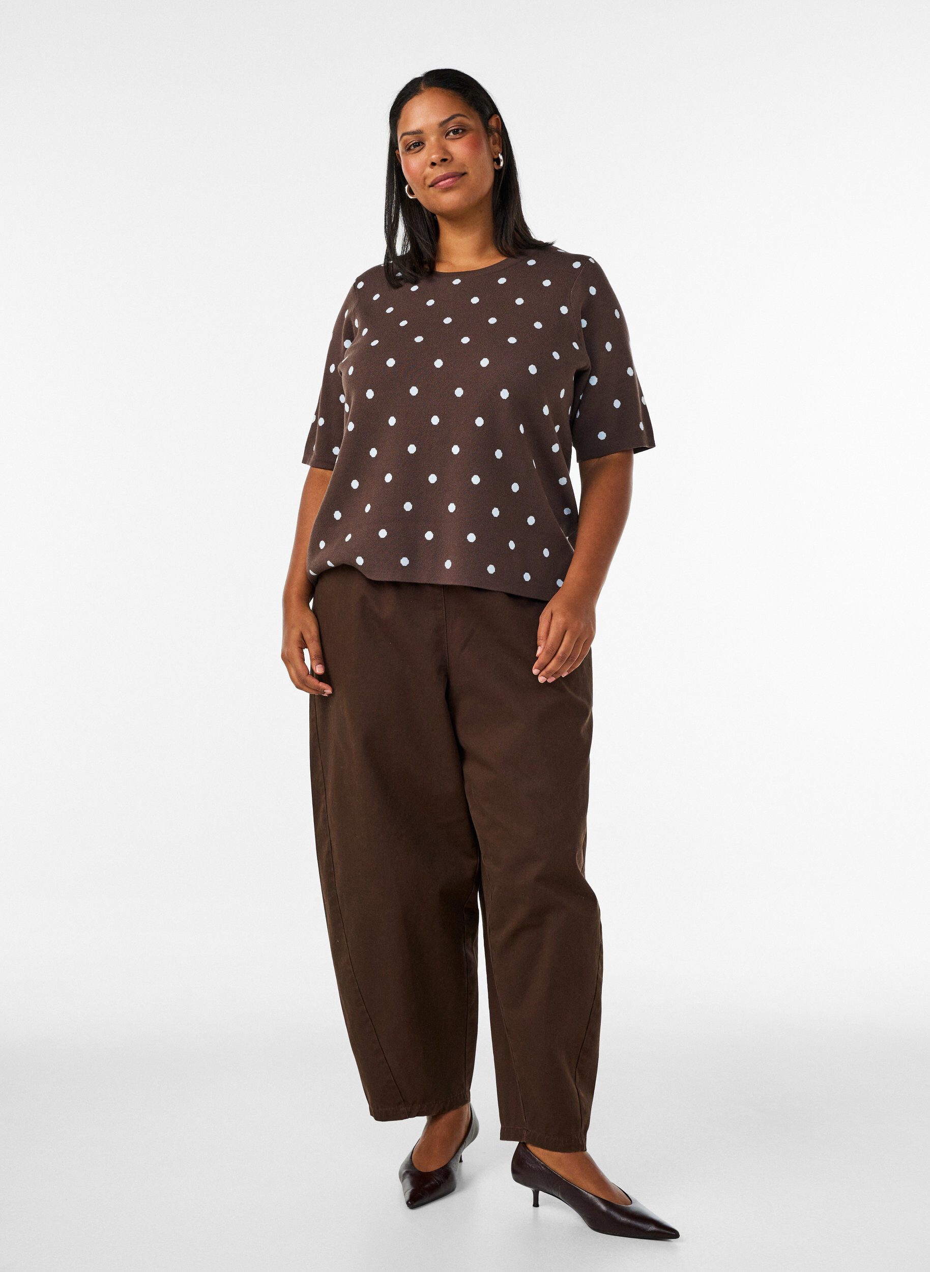 ZizziKortermet strikkebluse med prikker, Brun, Model image number 1