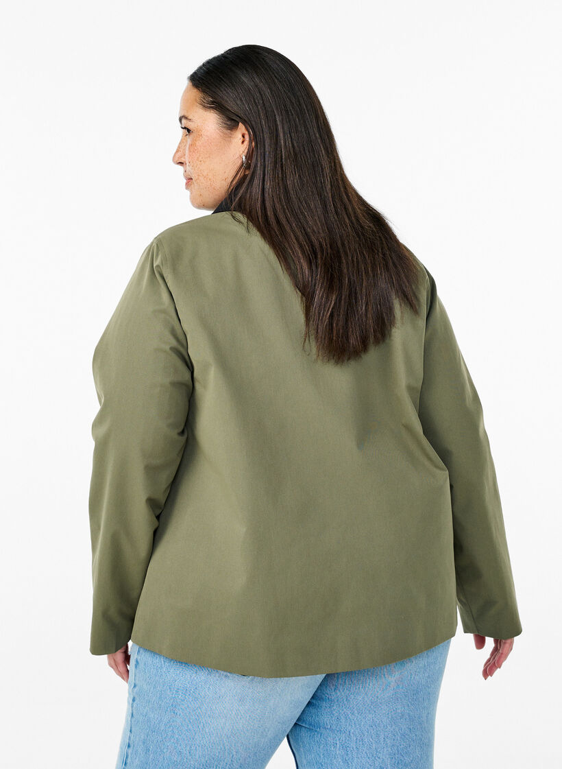 Vårjakke med sløyfe-detaljer, Deep Lichen Green, Model