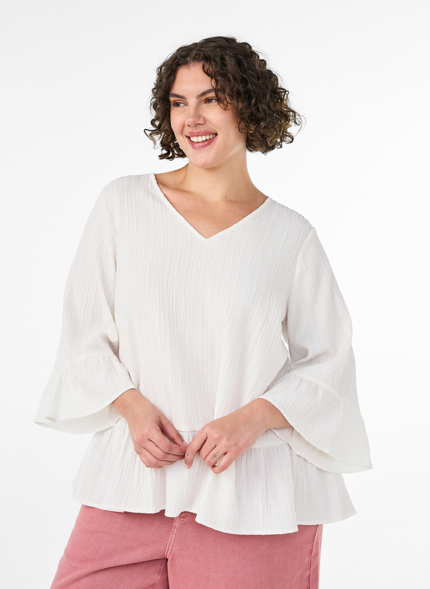 Bluse med tekstur, V-hals og rysjer, Vanilje, Model