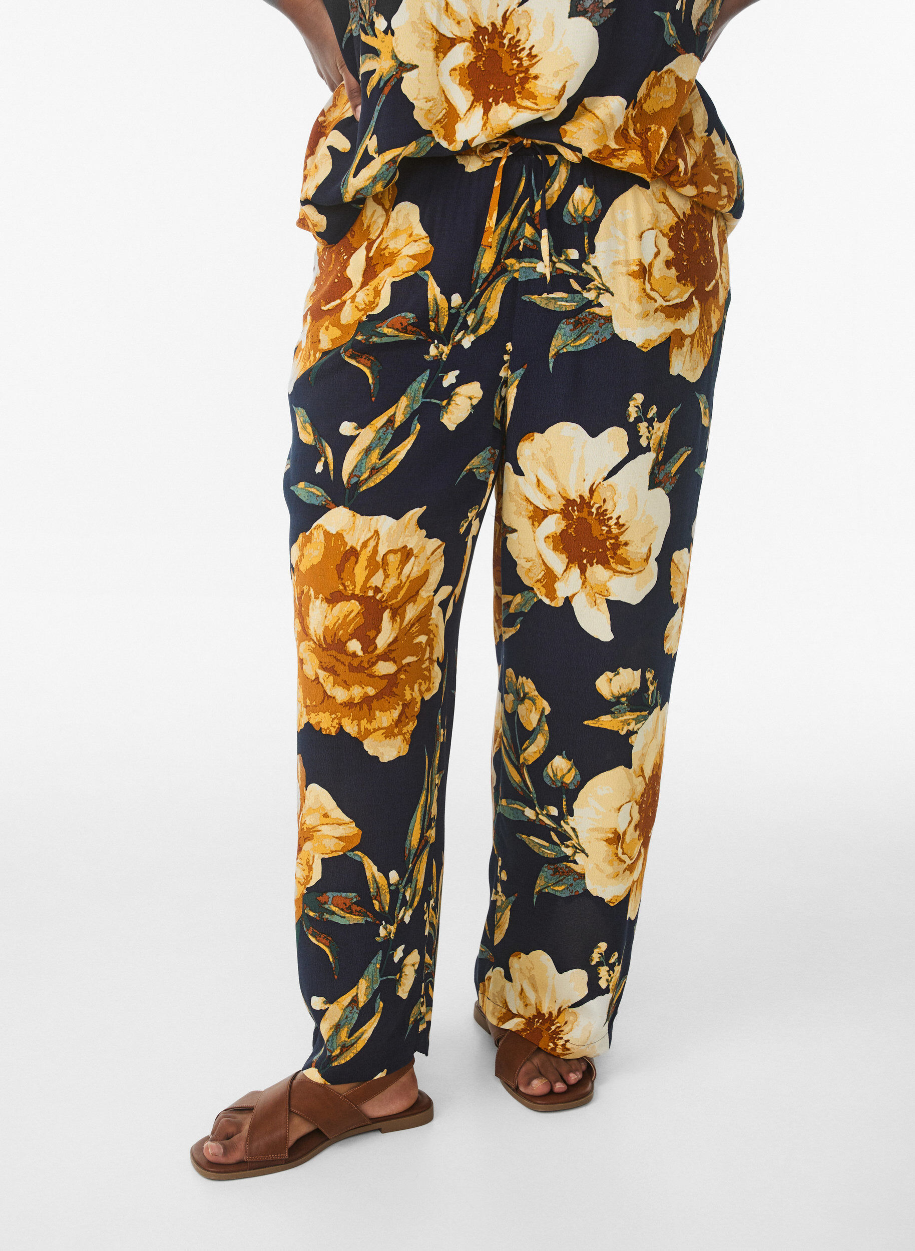 Zizzi L&oslash;se bukser i viskose med m&oslash;nster, Bl&aring;, Model image number 2