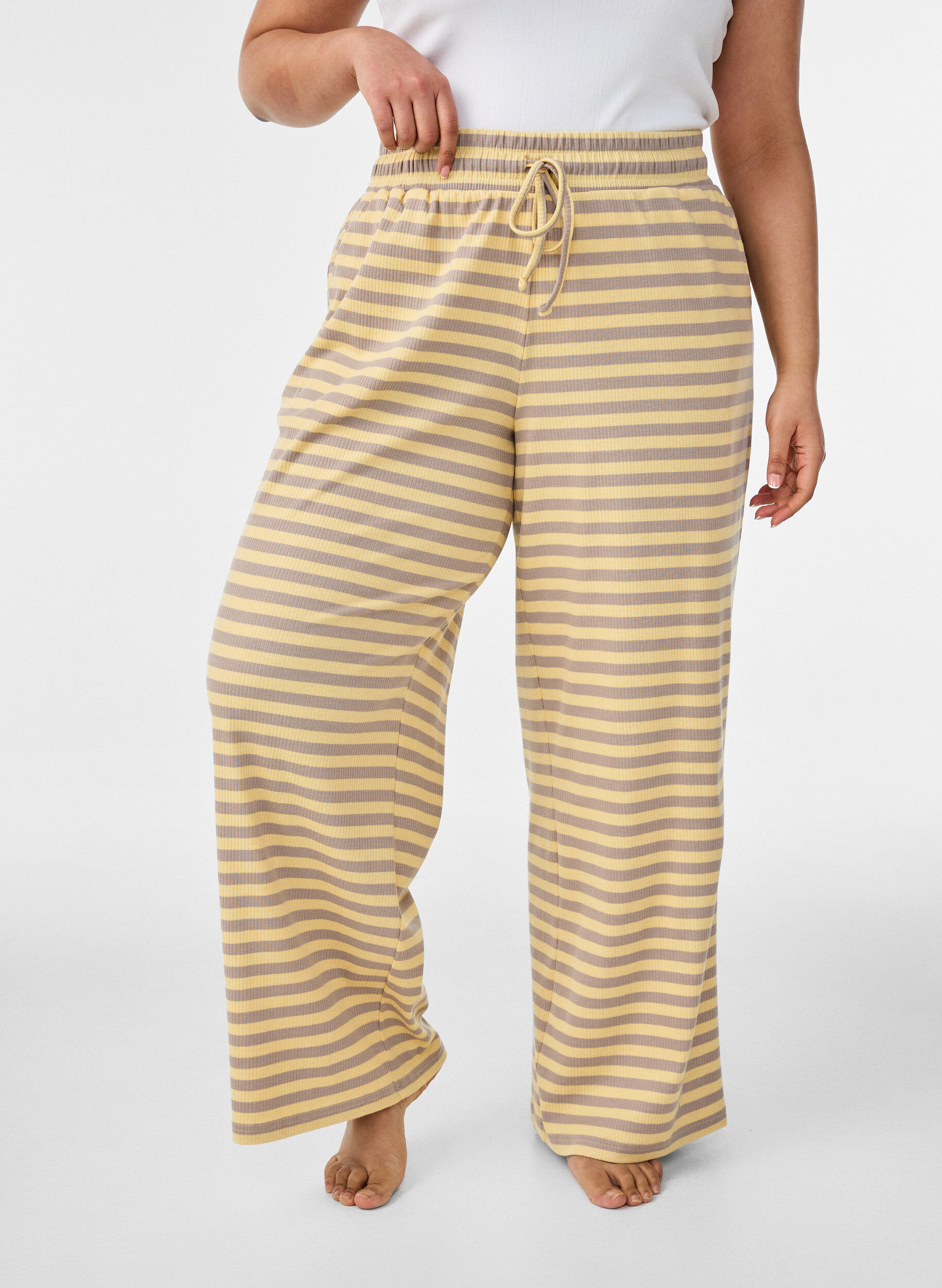 ZizziStripete pyjamasbukser med h&oslash;y midje og vide ben, Gul, Model image number 2