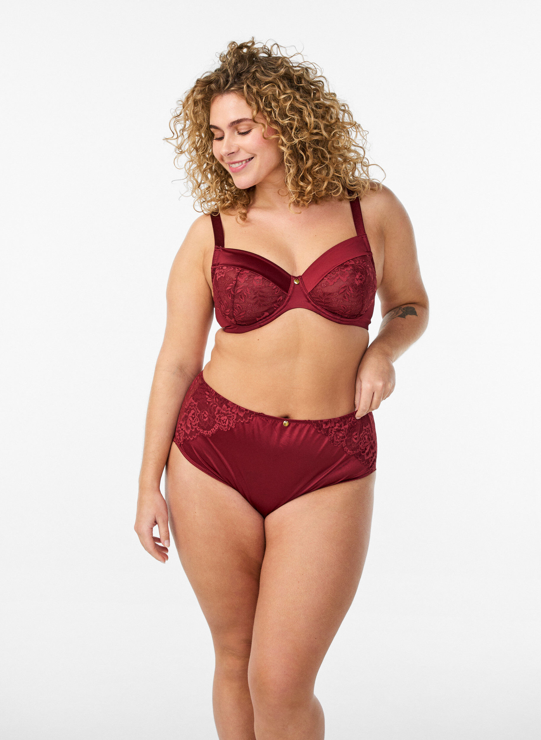 ZizziTruser med blonder og en sl&oslash;yfedetalj p&aring; ryggen, M&oslash;rk Bordeaux, Model image number 1