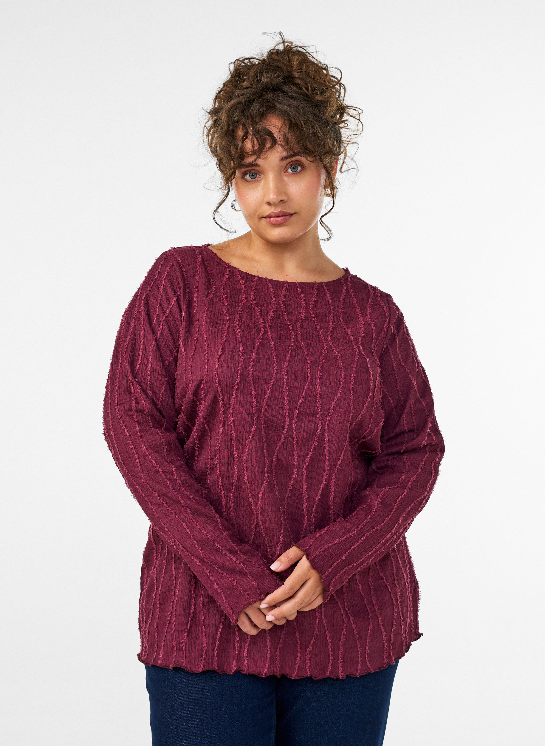 Jerseybluse med en b&oslash;lget tekstur, R&oslash;d, Model