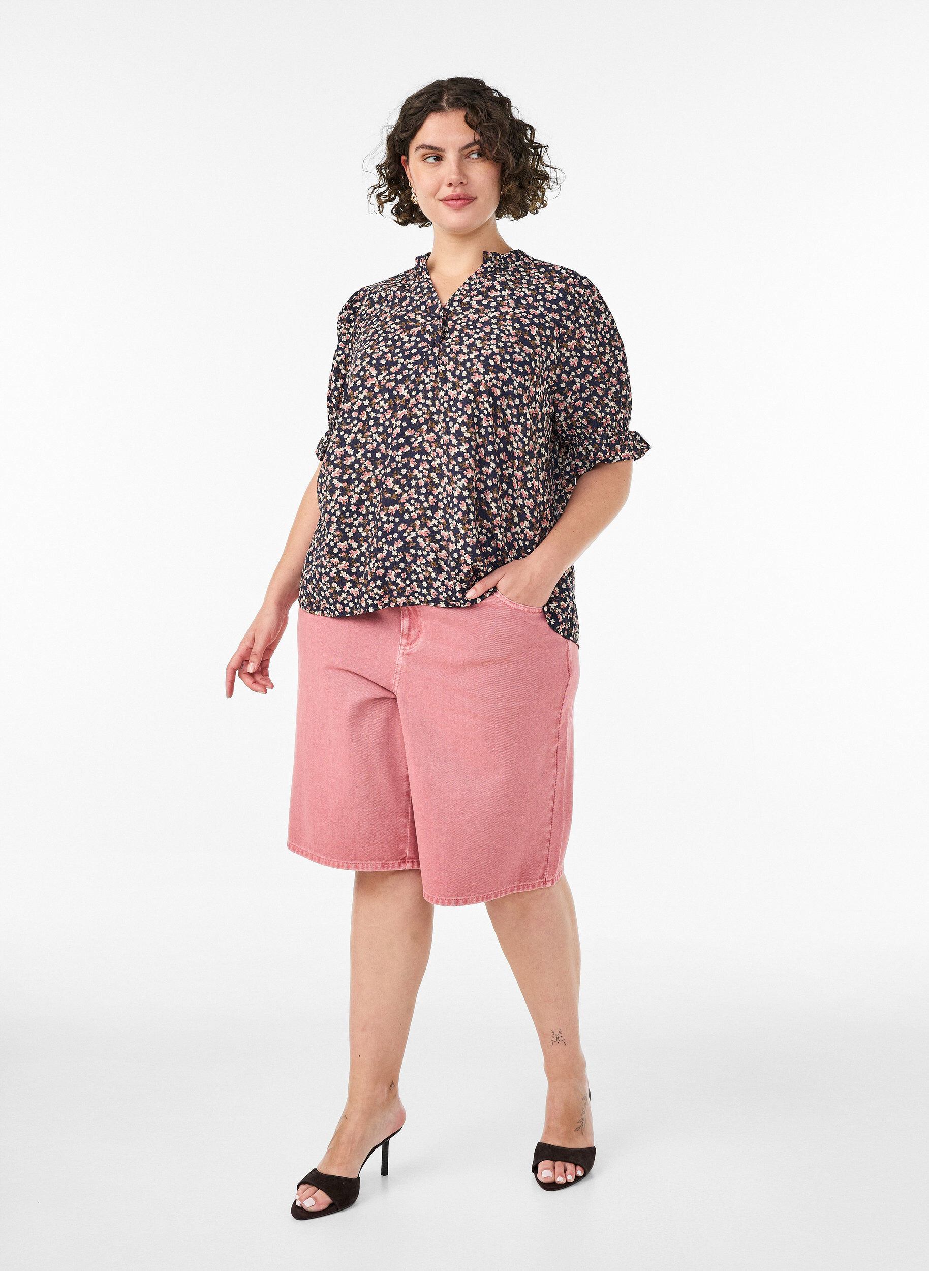 ZizziBluse i blomstrete viskose med korte ermer og smokkdetaljer, Bl&aring;, Model image number 1