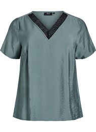 Kortermet bluse i viskose med blondekant, Balsam Green w Black