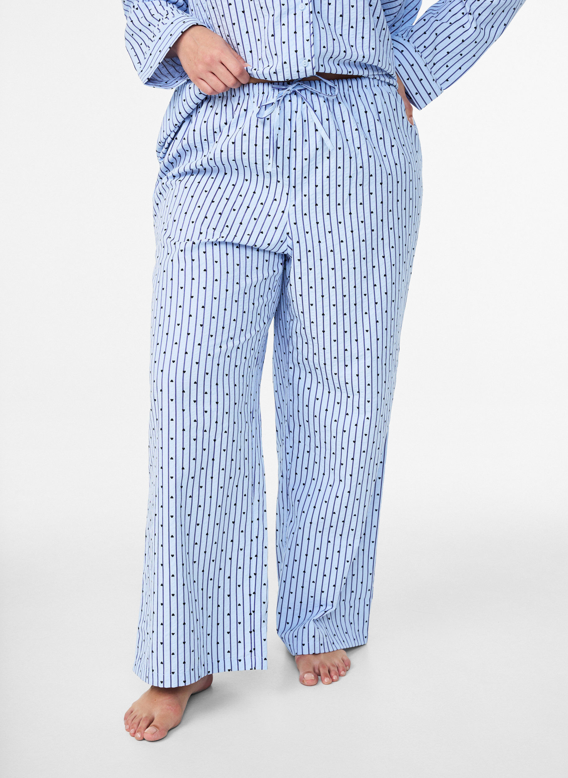 Zizzi L&oslash;se pyjamasbukser i seersucker med h&oslash;y midje, Bl&aring;, Model image number 2