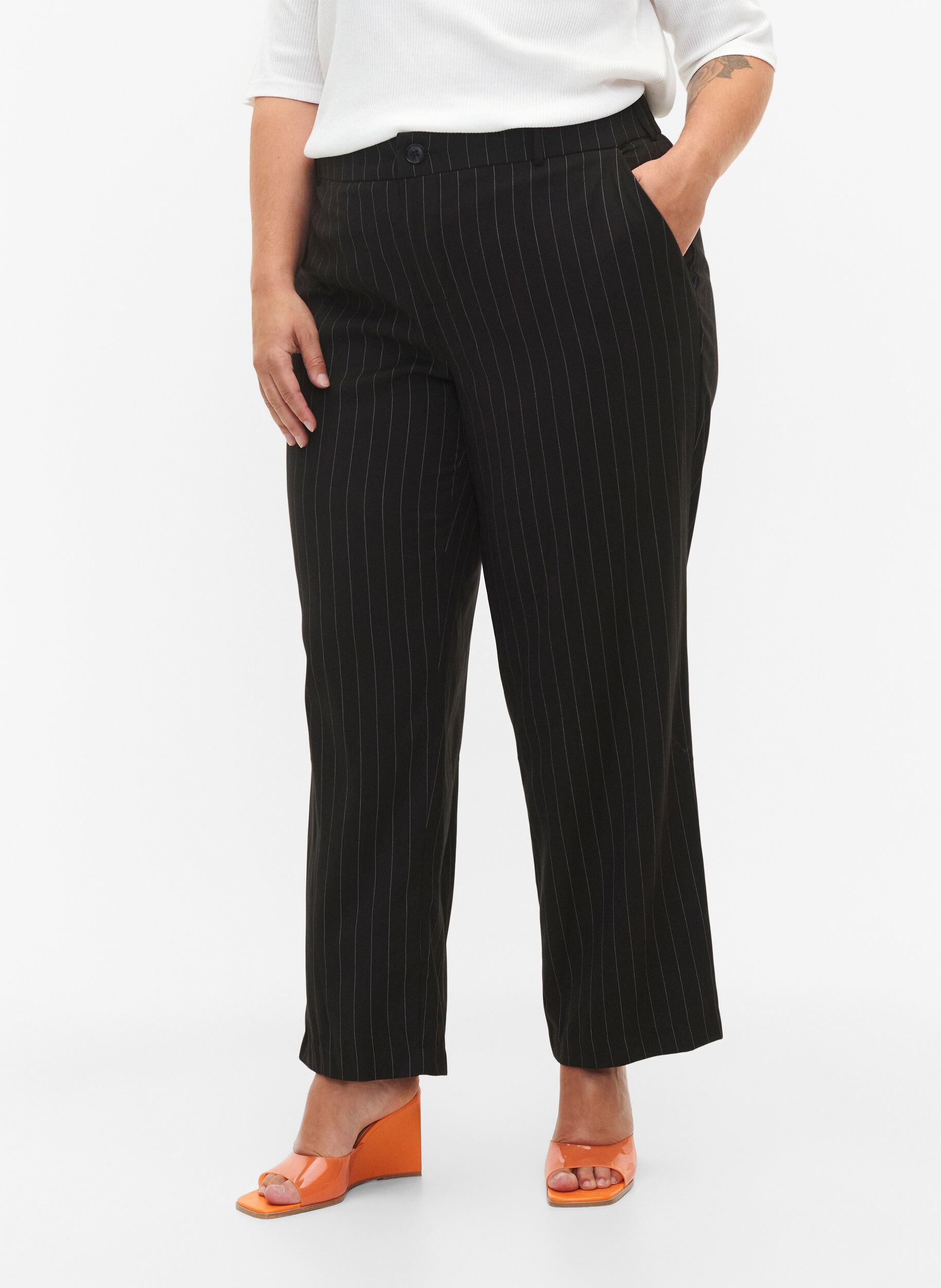 Zizzi Bukser med pinstriper, Black W. Pinstripe, Model image number 2