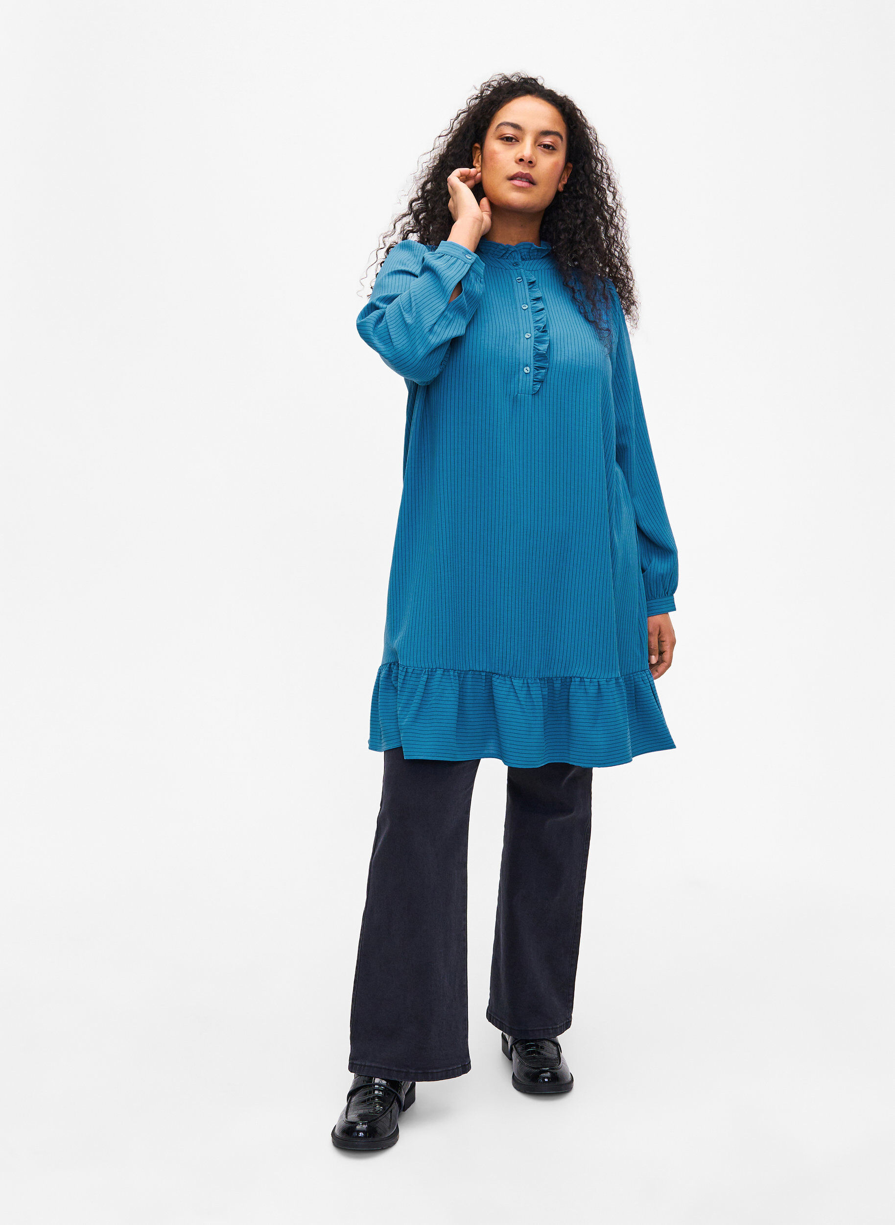 Zizzi Stripete kjole med volangdetaljer, Bl&aring;, Model image number 1