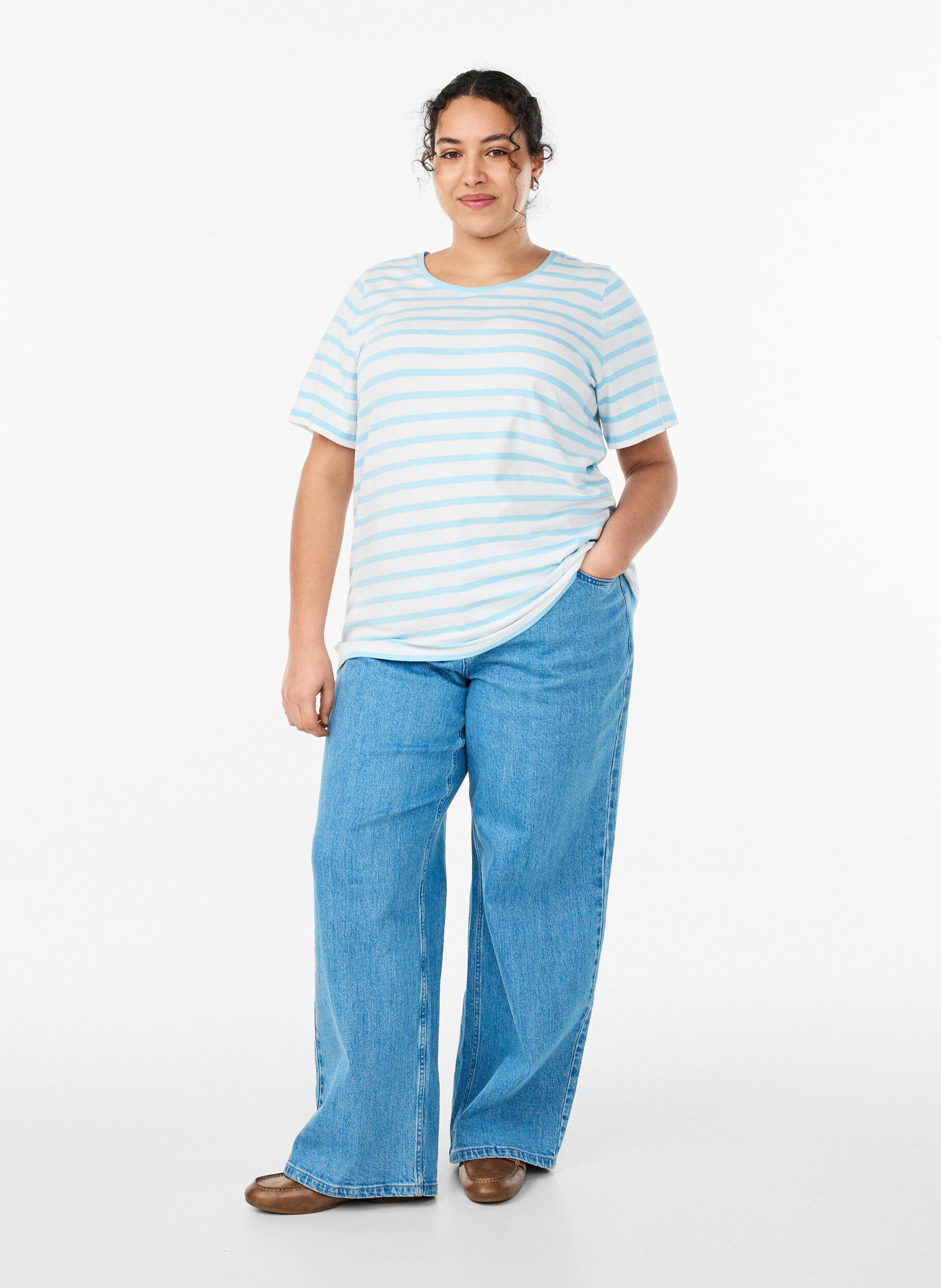 Zizzi T-skjorte i &oslash;kologisk bomull med striper, Bl&aring;, Model image number 1