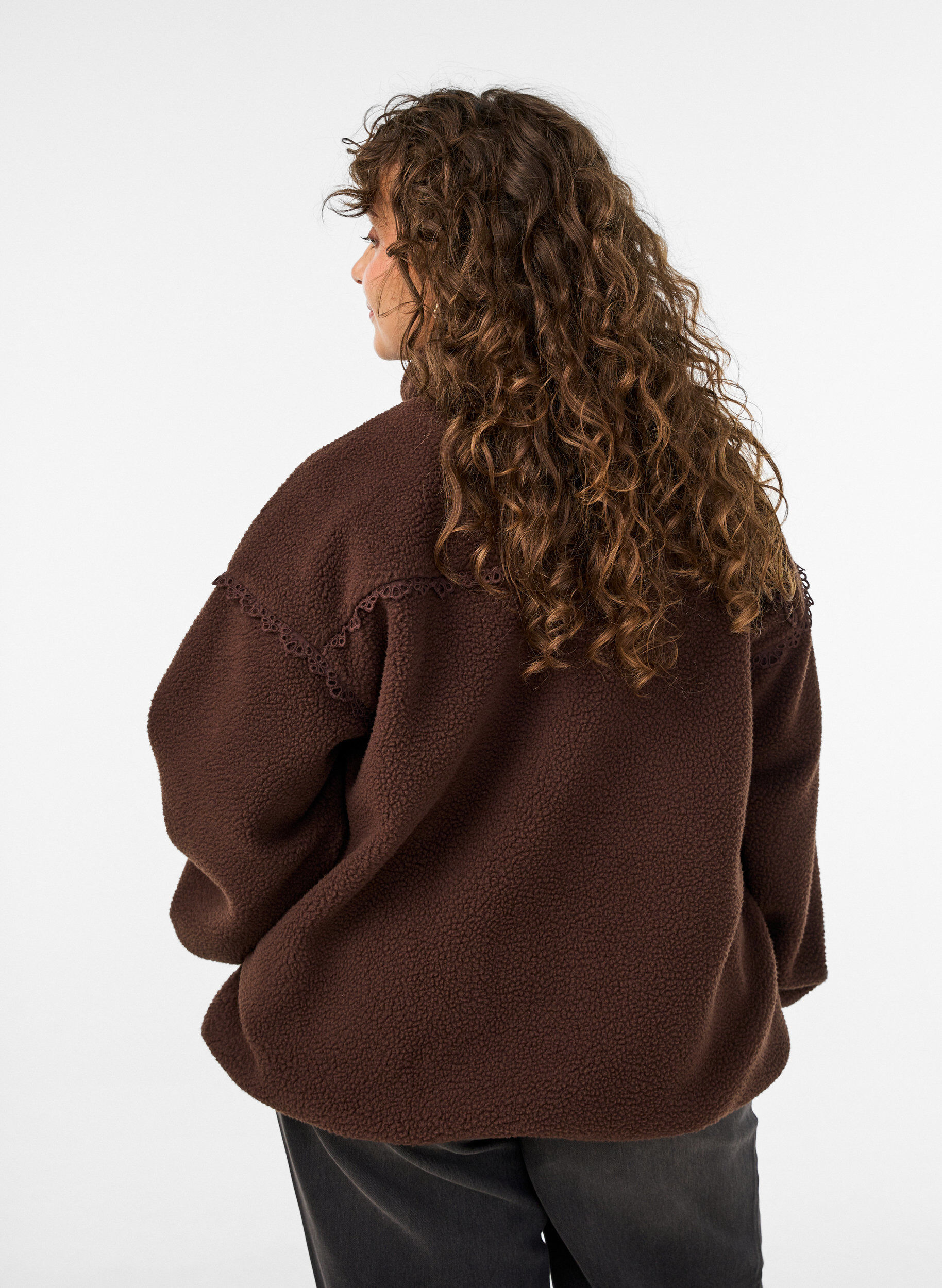 ZizziTeddyjakke med brodert kant i hullm&oslash;nster og h&oslash;y hals, Brun, Model image number 2