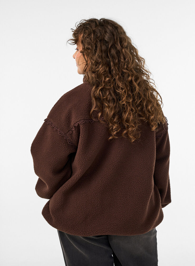 Teddyjakke med brodert kant i hullm&oslash;nster og h&oslash;y hals, Brun, Model image number 2
