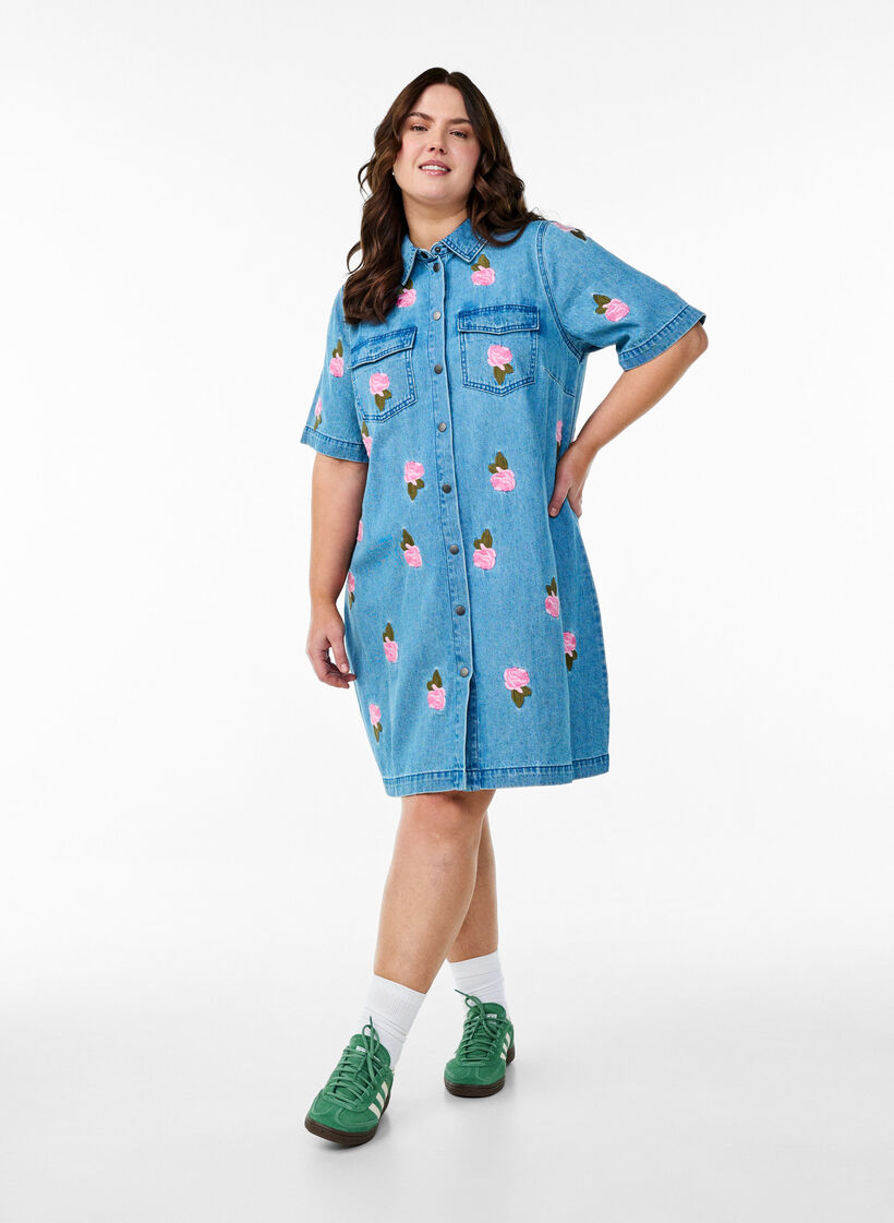 Kort denimkjole med broderte blomster, LBD w. Flower, Model