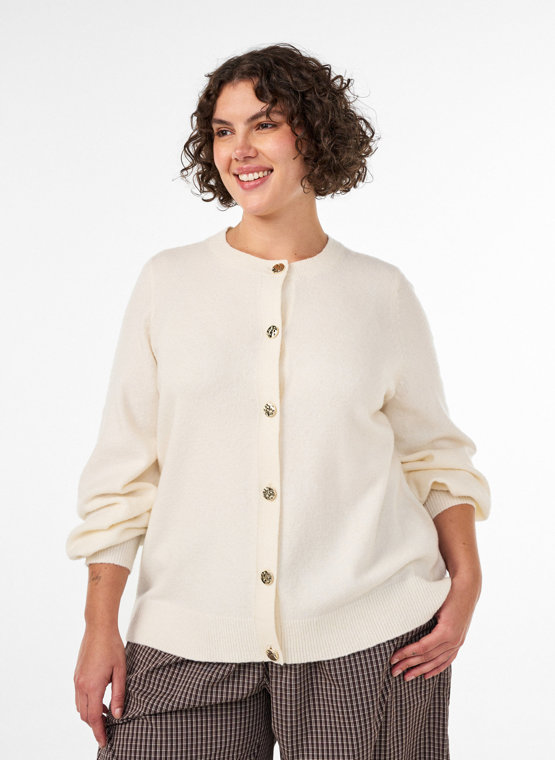 Cardigan i myk strikk med gullfargede knapper, Vanilje, Model