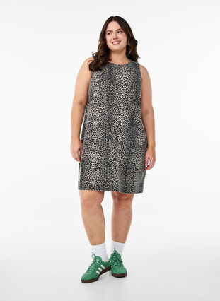 Zizzi Kort ermeløs denimkjole med leopardmønster, Leopard, Model image number 2