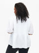 Bluse i viskose med engelsk broderi, Bright White, Model image number 1