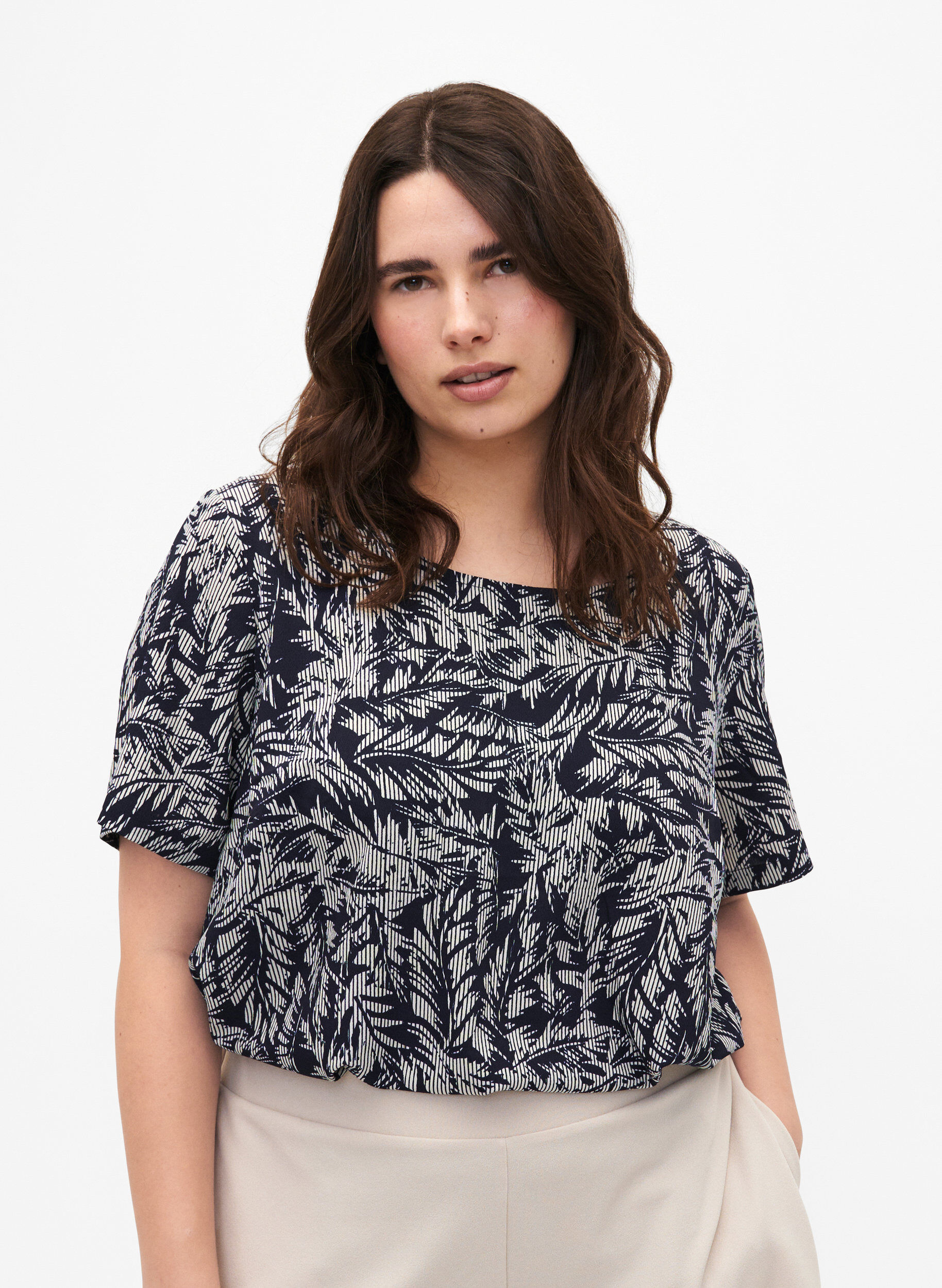 Zizzi FLASH - Bluse med korte ermer og trykk, Off White Blue Leaf, Model image number 0