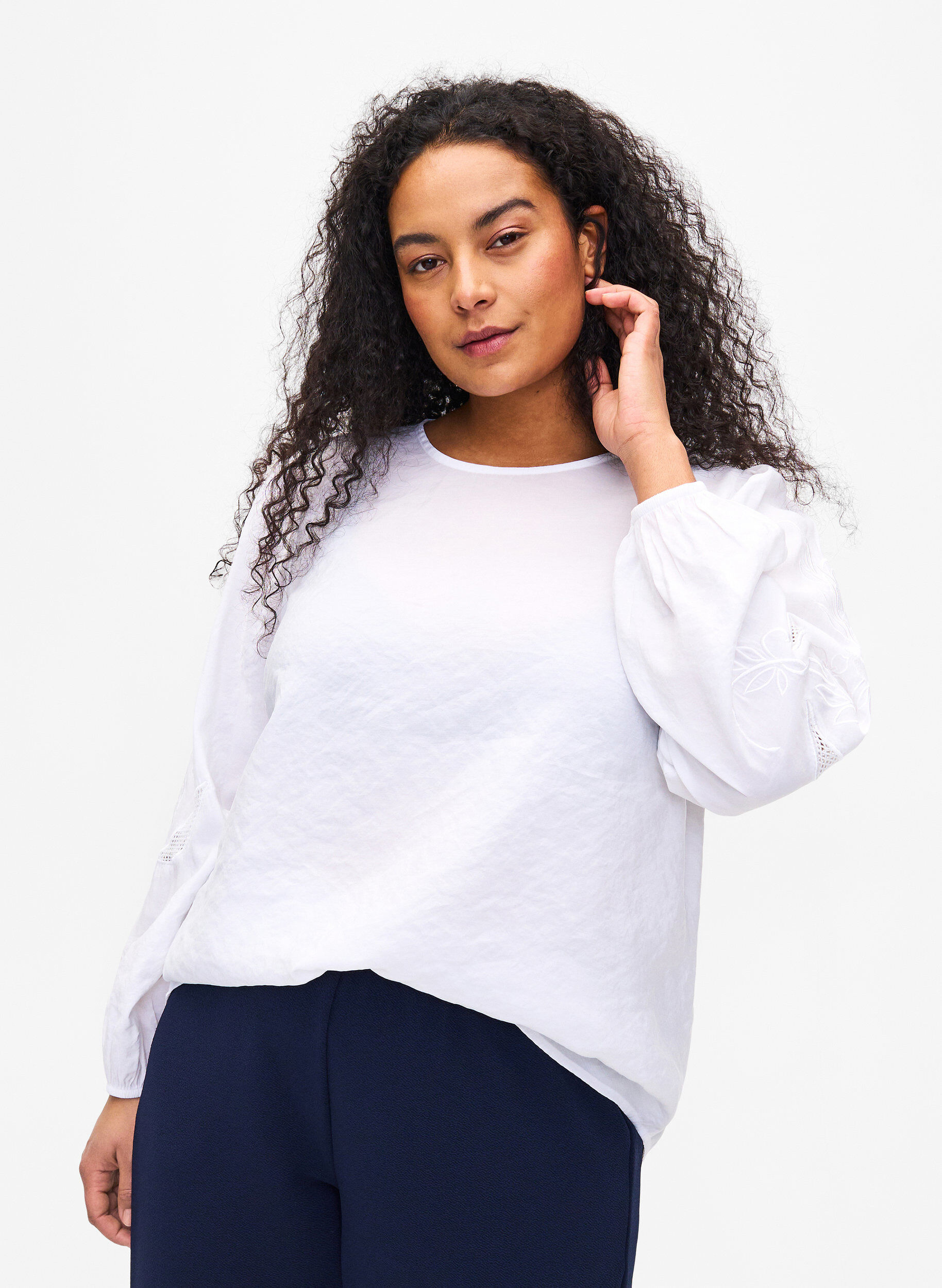 Zizzi Bluse i Tencel &trade; Modal med broderidetaljer, Bright White, Model image number 0