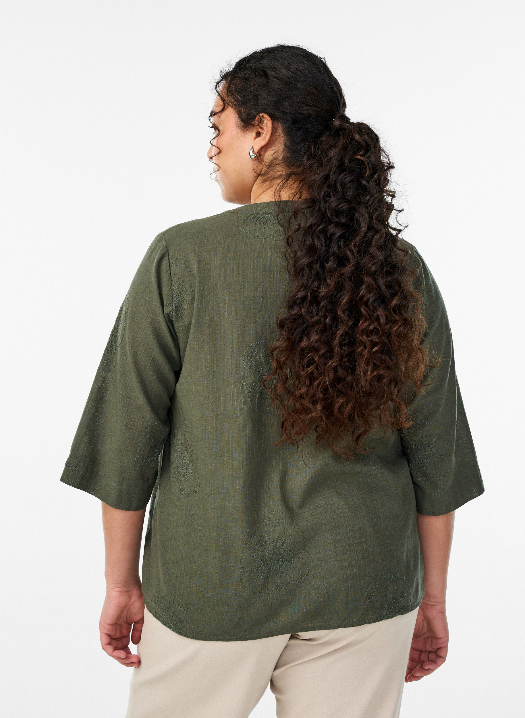 Zizzi Bluse i bomull med broderte detaljer og 3/4-ermer, Gr&oslash;nn, Model image number 2
