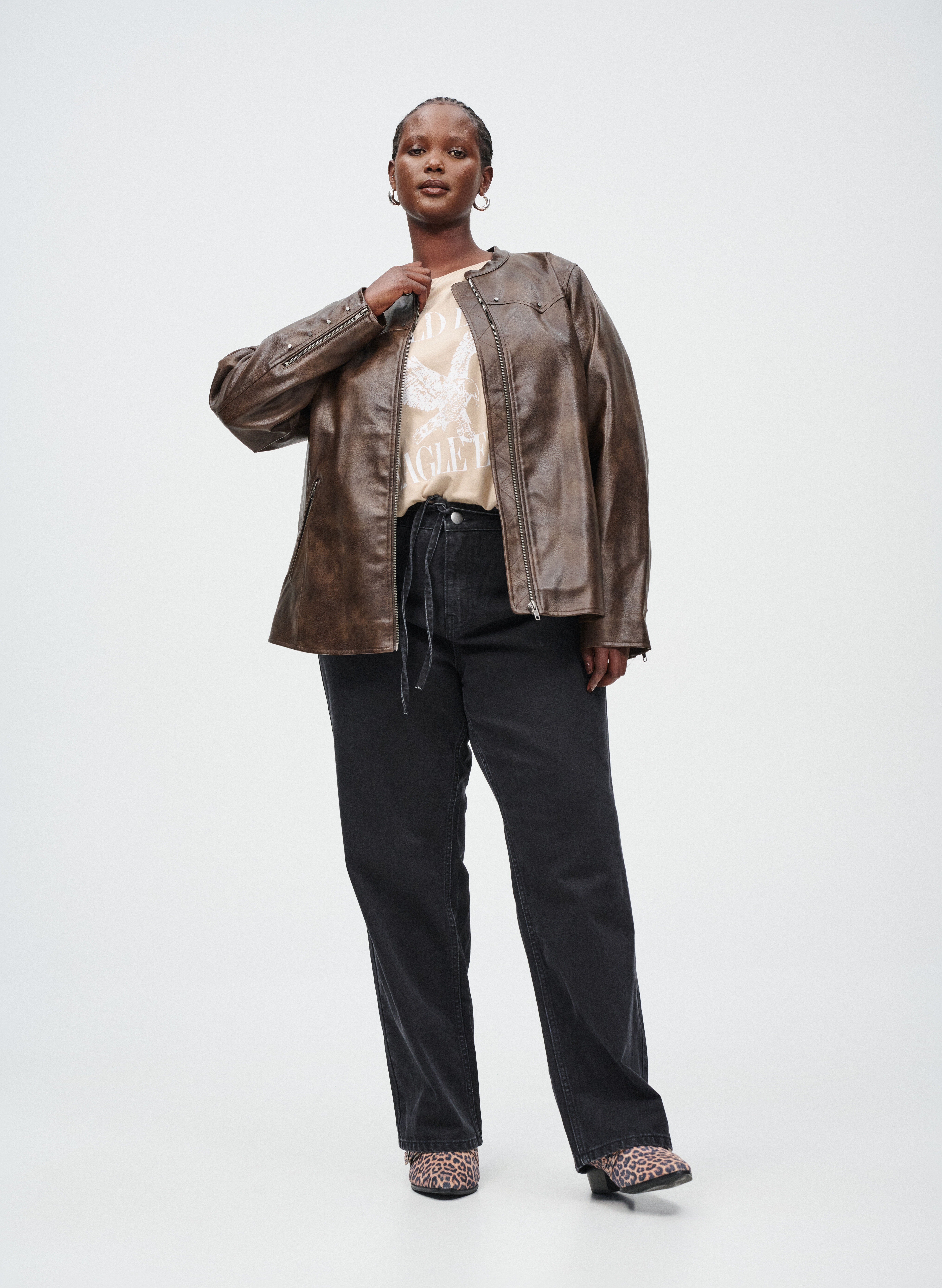 Imitert skinnjakke med nagler, , Model