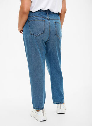 Mille mom fit-jeans med colorblock og høy midje, Light Blue Denim, Model image number 1