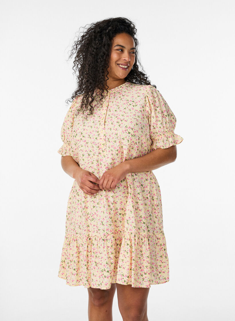 Kort viskosekjole med rysjedetaljer, Gul, Model image number 0