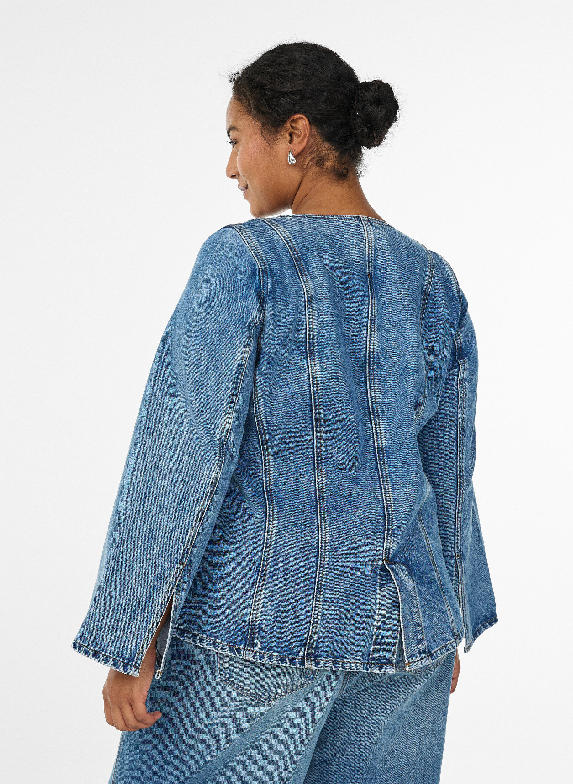 Zizzi Denimjakke med formende s&oslash;mmer og V-hals, Bl&aring;, Model image number 2