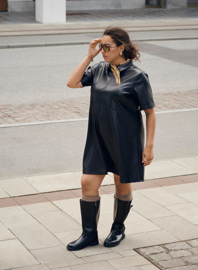 Kort kjole i imitert skinn med A-formet snitt, Black, Image