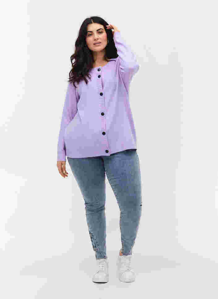 Kort strikket cardigan med kontrastfargede knapper, Purple Rose Mel., Model image number 2