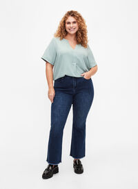 Ellen bootcut jeans med skåret kant, Blue denim, Model