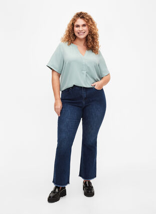 Zizzi Ellen bootcut jeans med skåret kant, Blue denim, Model image number 0