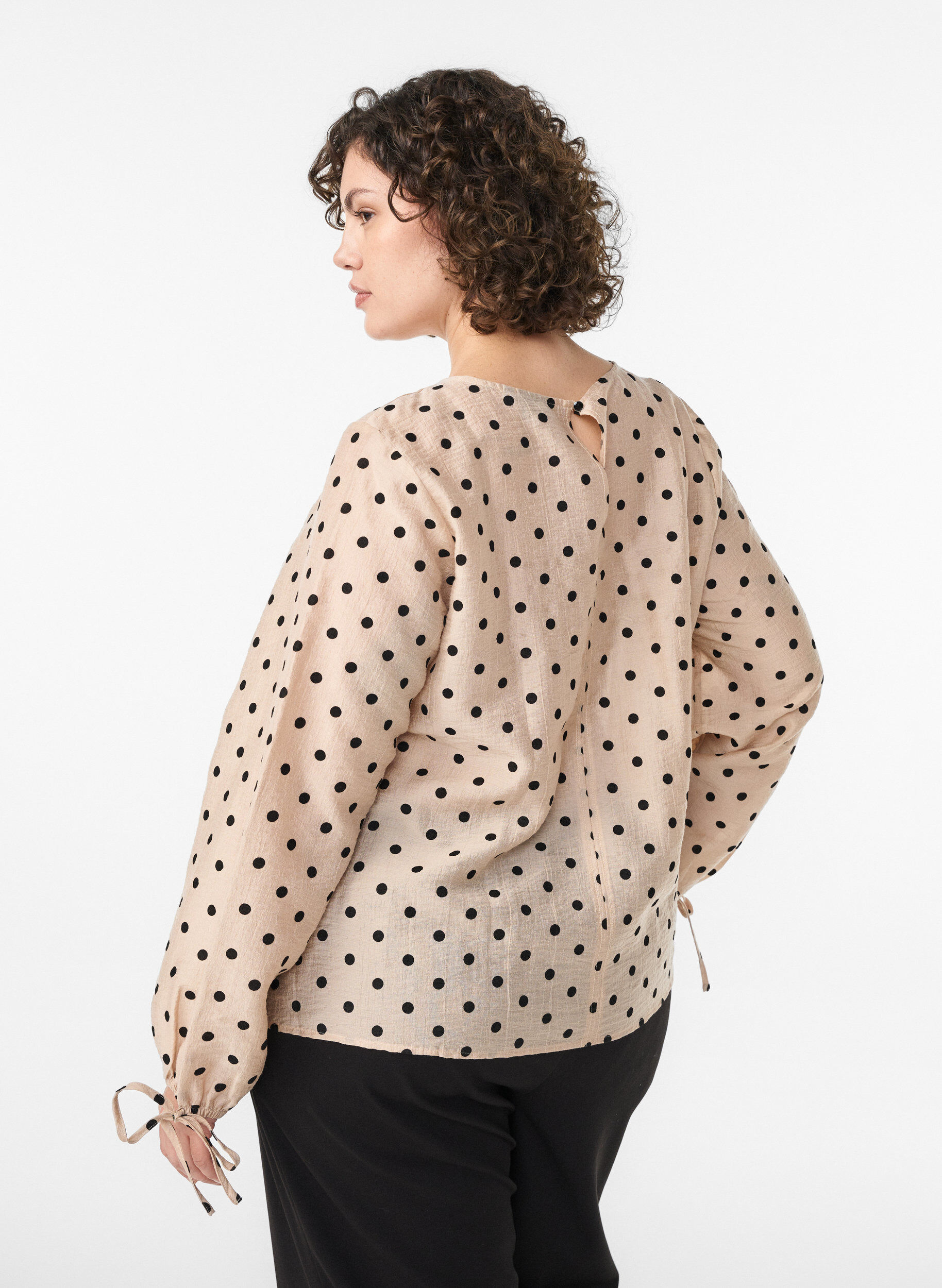 Zizzi Bluse med prikker og knytedetaljer, Beige, Model image number 2