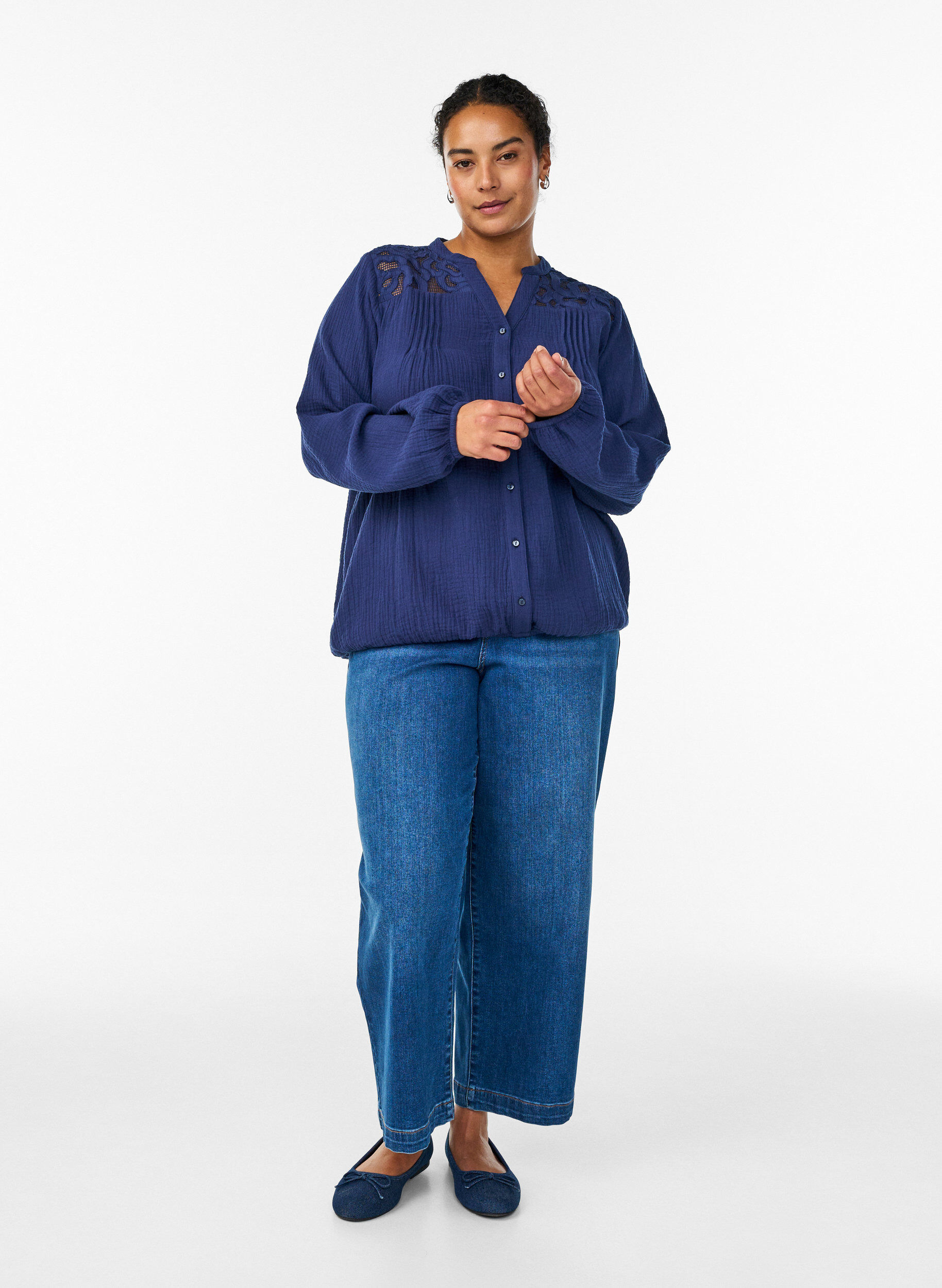 Zizzi Bluse i bomullsmusselin med broderte detaljer, Bl&aring;, Model image number 1