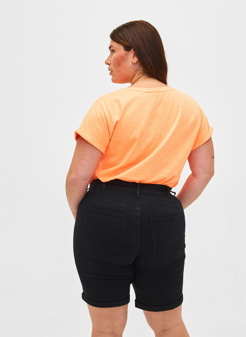 Tettsittende dongerishorts med høy midje, Black, Model image number 1