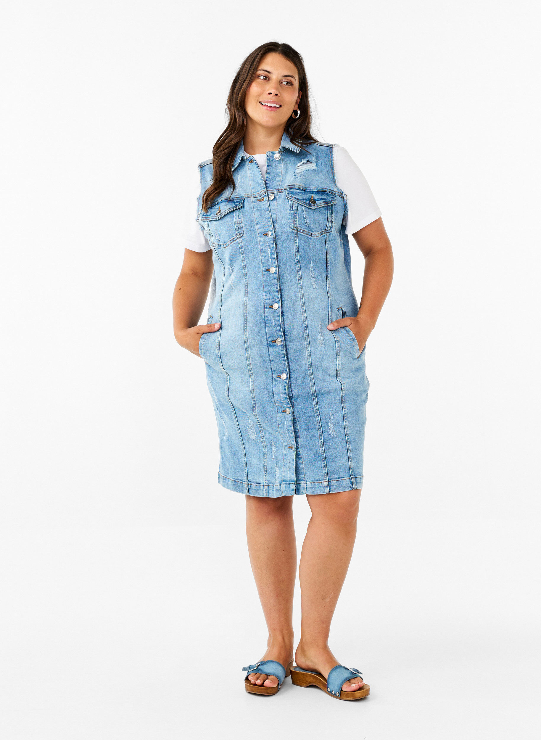 Zizzi Ermel&oslash;s dongerikjole med r&aring;kantdetaljer, Light Blue Denim, Model image number 2