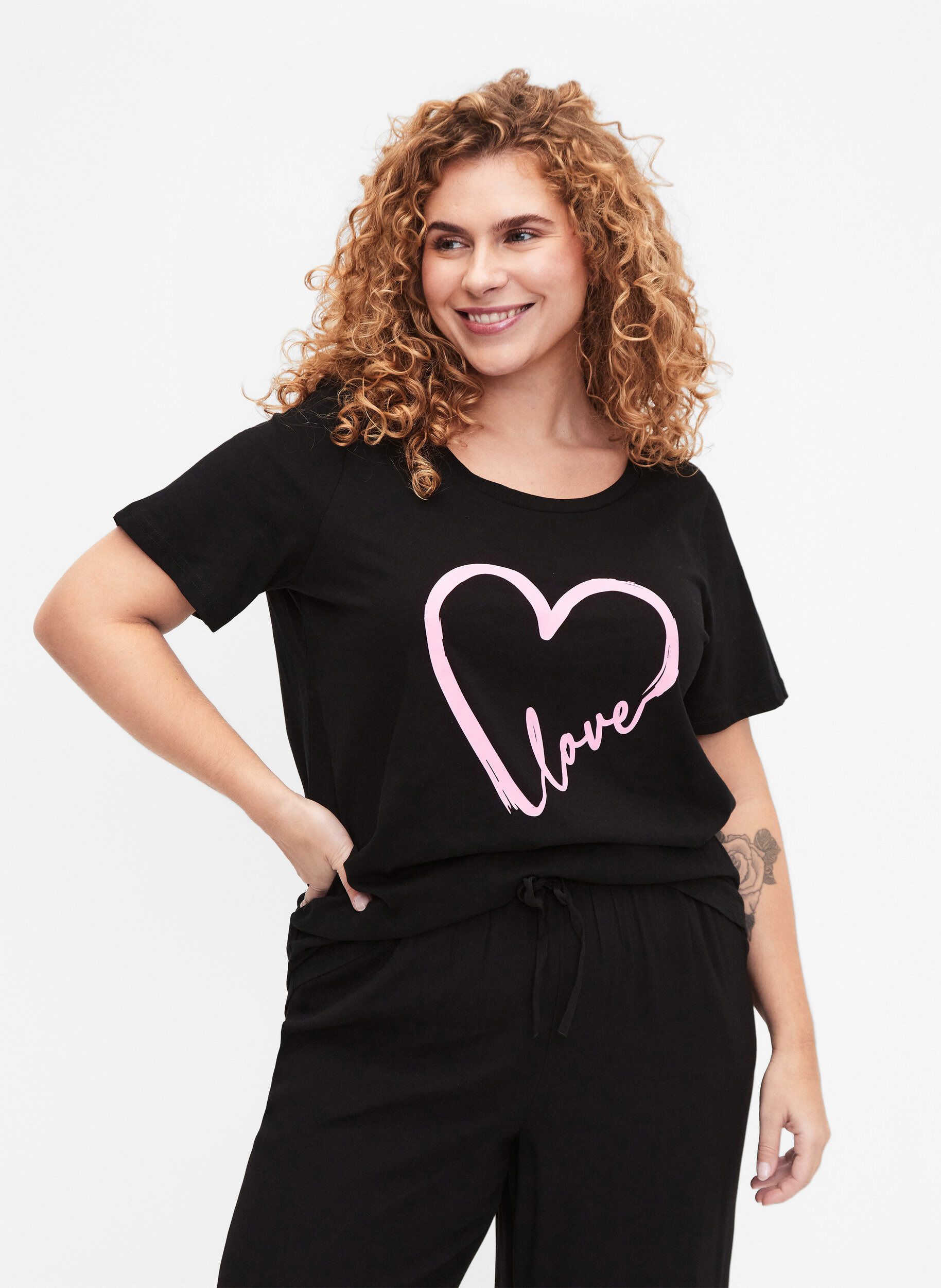 Zizzi T-skjorte i bomull med rund hals og trykk, Black W. Heart L., Model image number 0