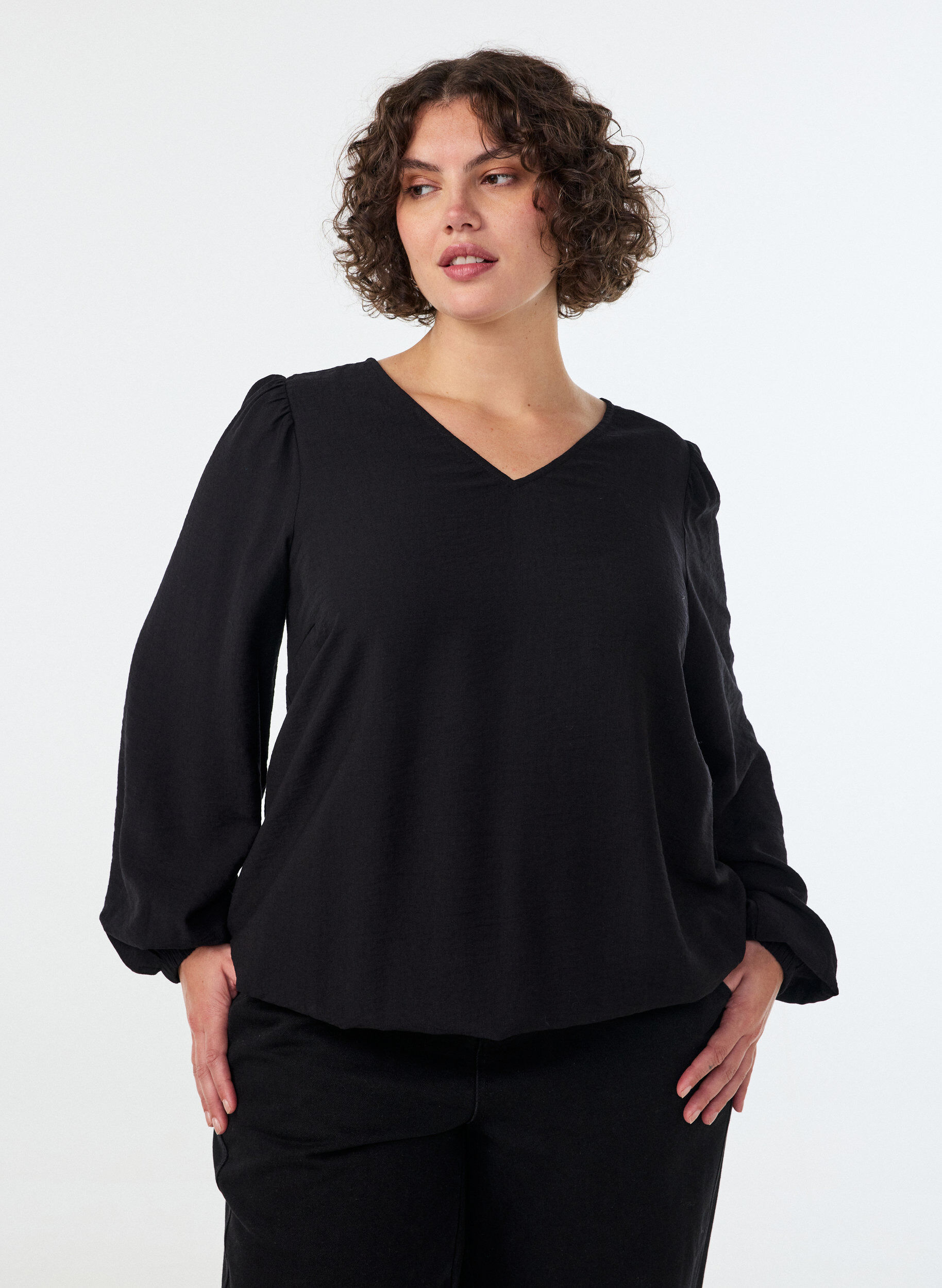 Viskosebluse med V-hals og ballongsilhuett, Svart, Model