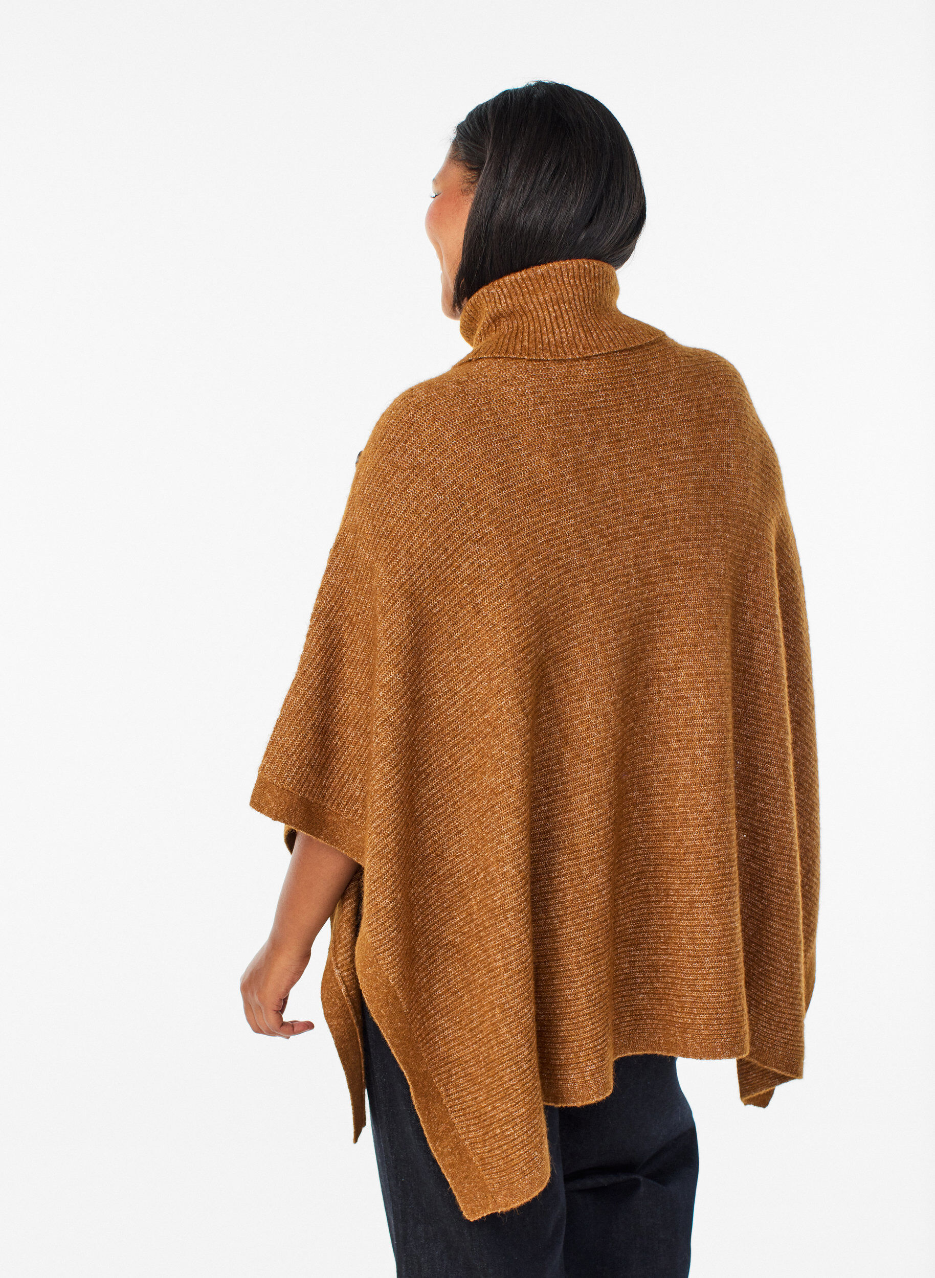 Zizzi Poncho med h&oslash;y hals og knappedetaljer, Brun, Model image number 2