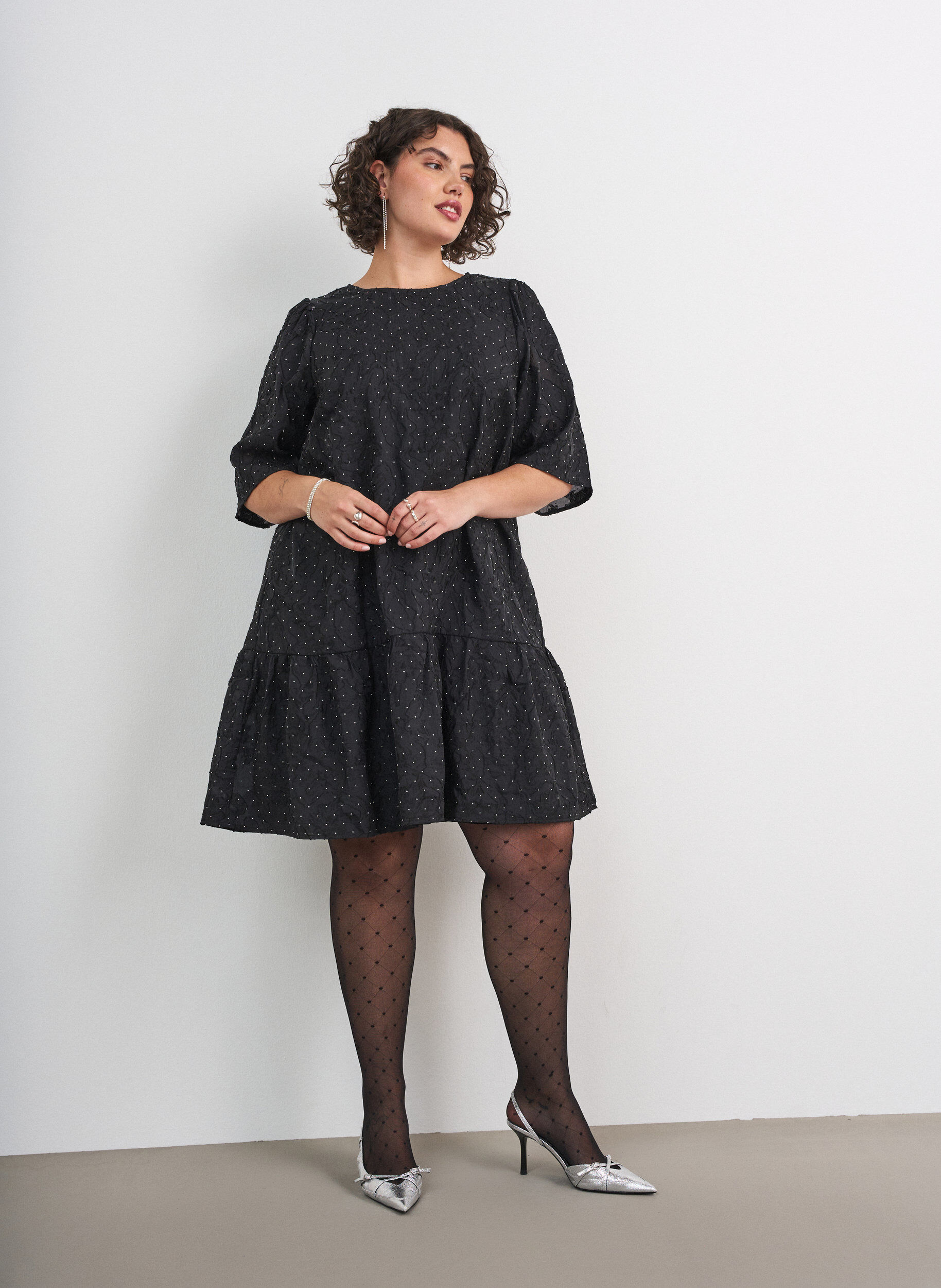 ZizziJacquard kjole med glitrende detaljer og puff ermer, Svart, Model image number 1
