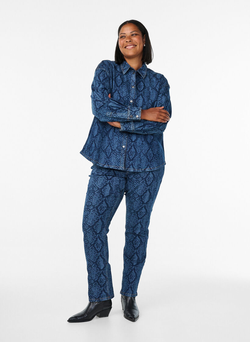 Emily jeans med dyretrykk, Denim Snake AOP, Model