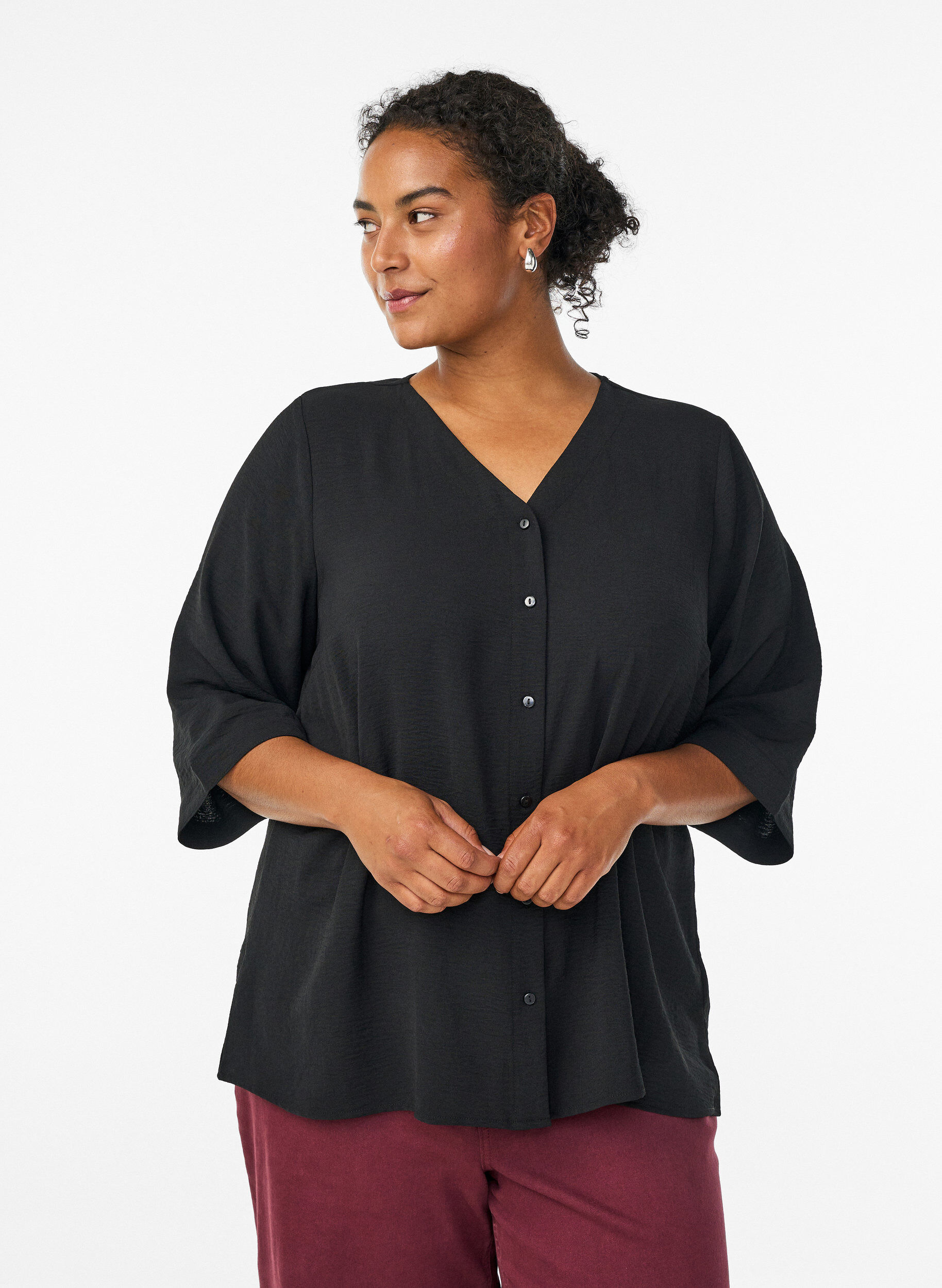 Skjortebluse med v-hals og 3/4 ermer, Svart, Model