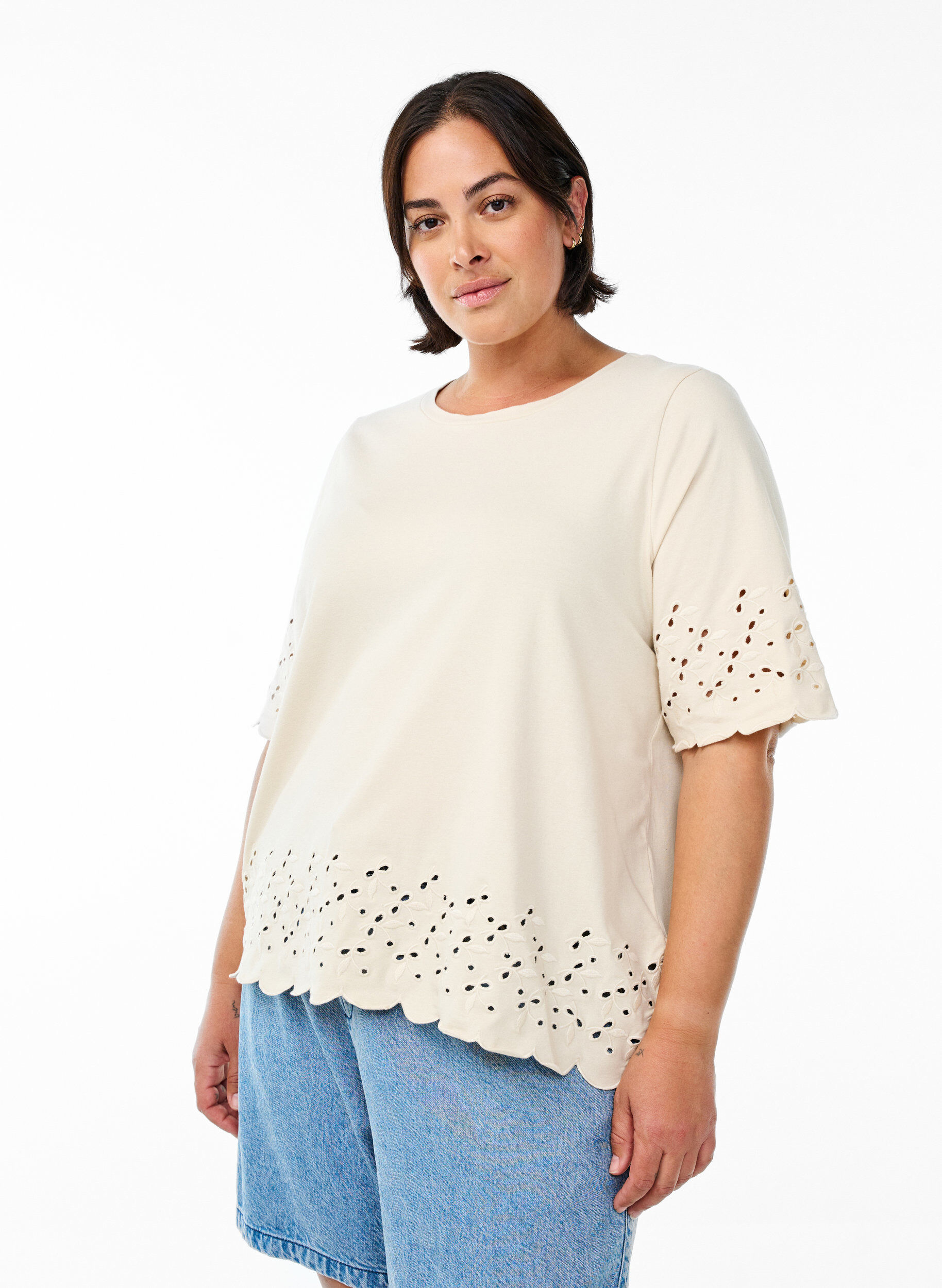 T-skjorte med broderie anglaise og b&oslash;lgekant, Beige, Model
