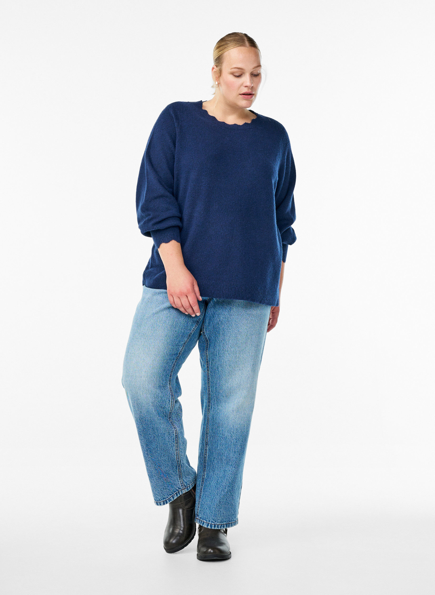 Zizzi Strikkebluse med b&oslash;lgete kanter, Bl&aring;, Model image number 1