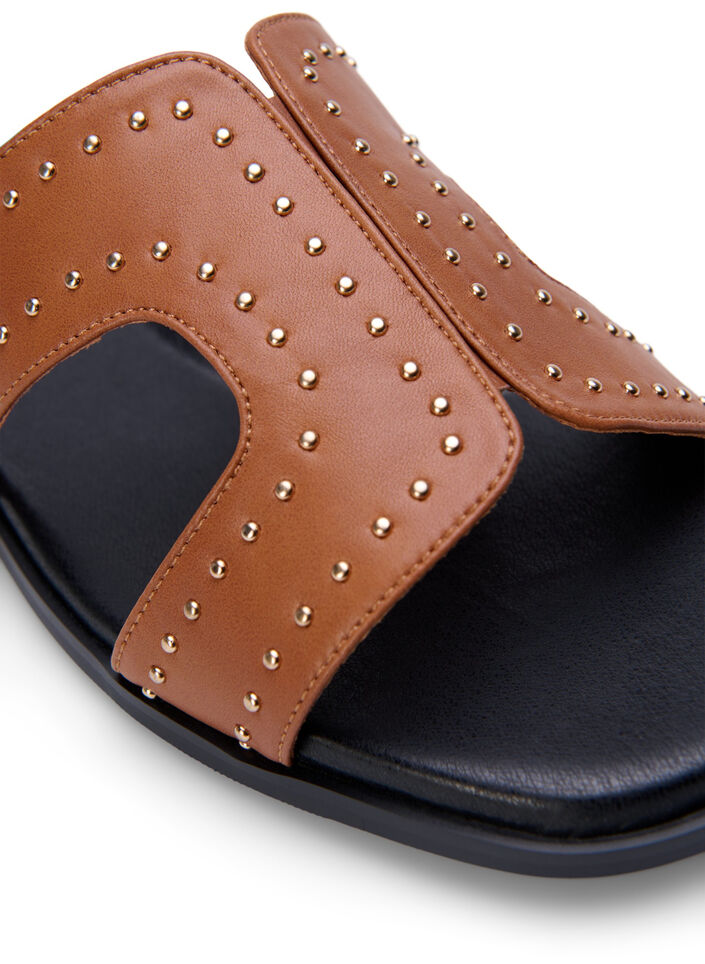 Flate slip-on-sandaler med bred passform og nitter, Friar Brown, Packshot