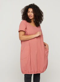 Kortermet kjole i bomull, Canyon rose, Model